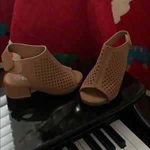 Girls size 7 team heel sandals